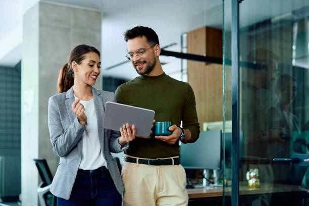 Two professionals discussing online payment solutions in an office, referencing UAE business practices.